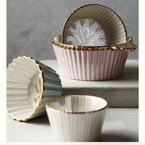 Anthropologie Raised Bloom measuring cups
